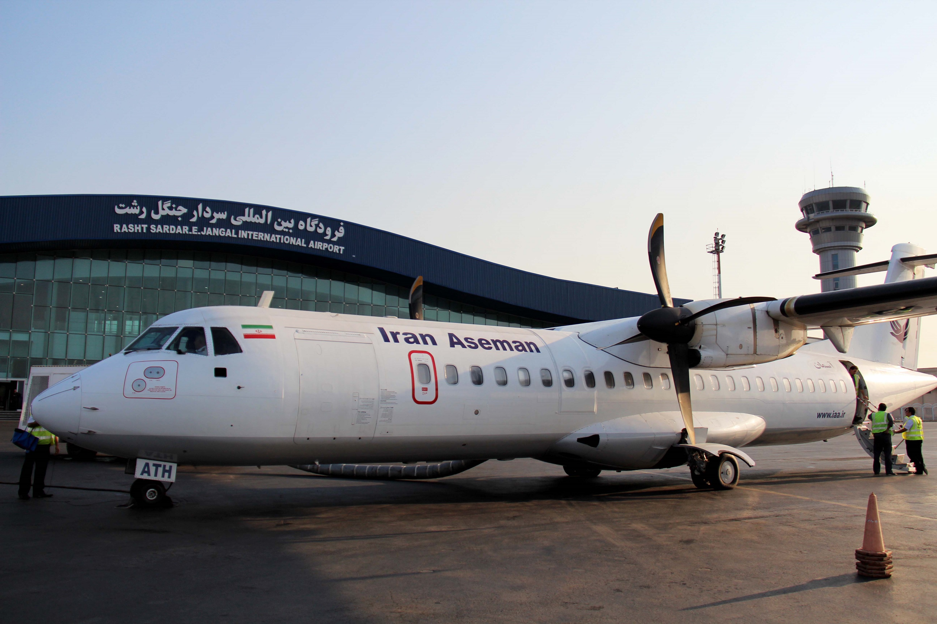 سقوط طائرة إيرانية جنوب مدينة أصفهان وعلى متنها 100 راكب