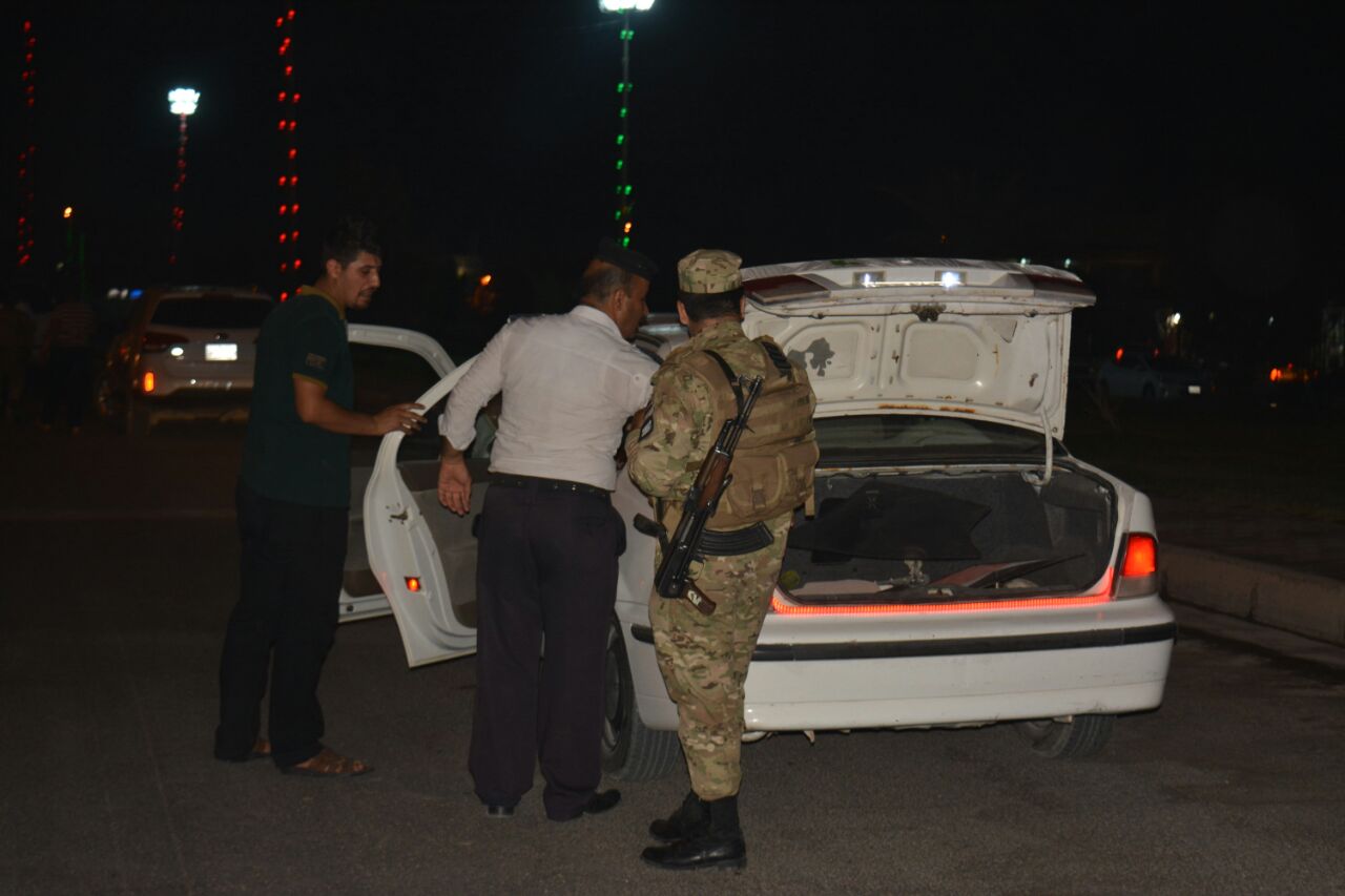 بالصور.. اعتقال شخص كان يروم السطو على احد الدور تحت تهديد السلاح في كربلاء