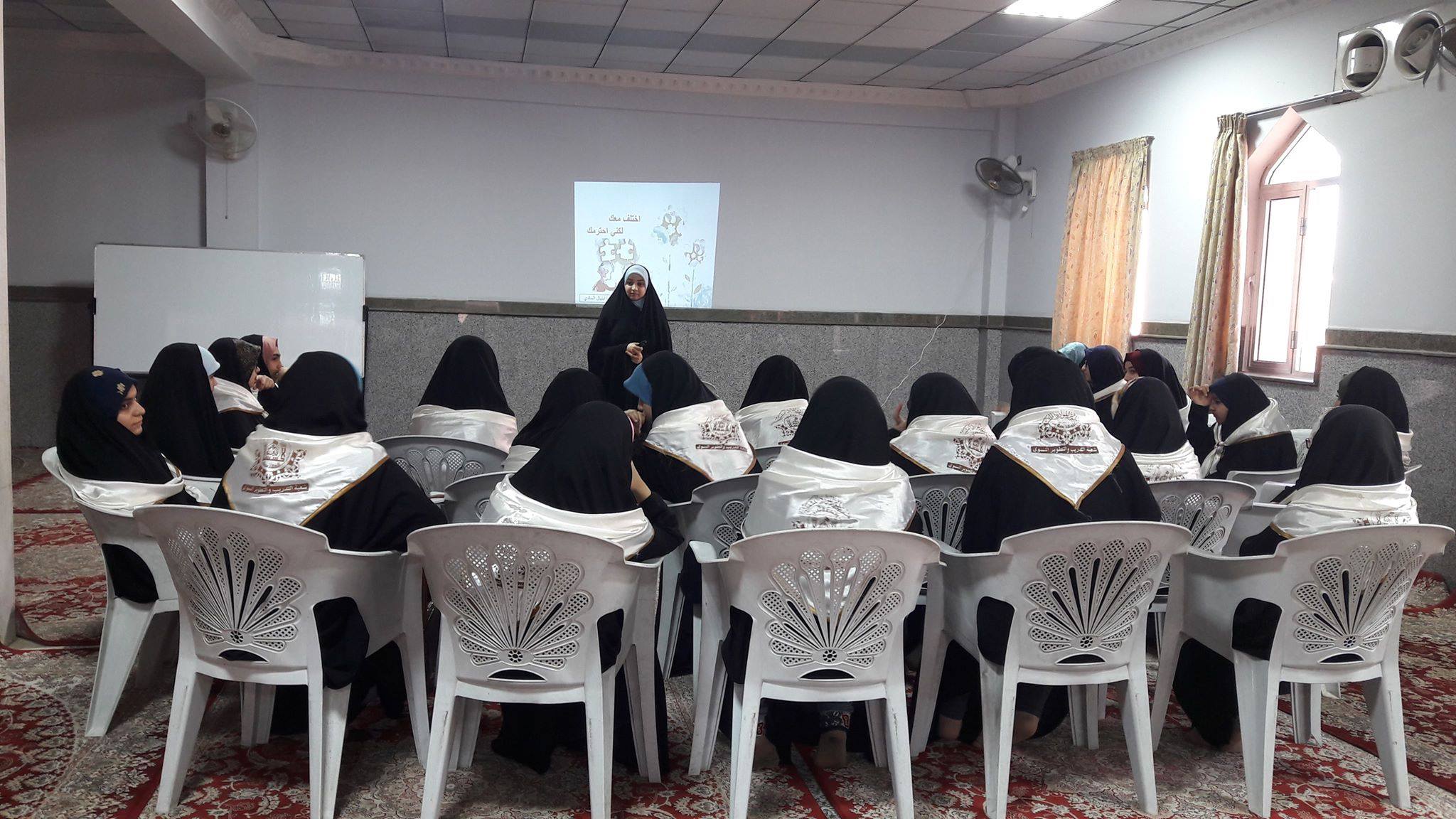 كربلاء: العتبة الحسينية المقدسة تنظم دورات لتعليم الفتيات الأسلوب الصحيح في استخدام الانترنيت والأجهزة الالكترونية. (مصور)