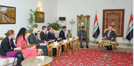 مساعد وزير الدفاع الأمريكي لرئيس الجمهورية :الولايات المتحدة جزءاً أساسياً من عوامل النصر الذي حققه العراقيون ضد داعش