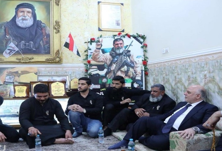 العبادي يزور عائلة شيخ القناصين الشهيد"ابو تحسين" في البصرة