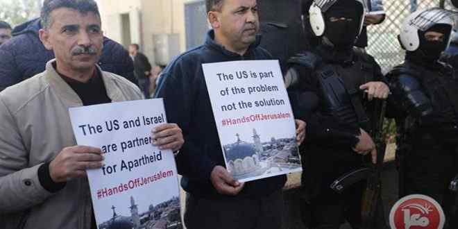 فلسطينيون يستقبلون وفدًا من الكونغرس بالأحذية