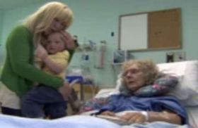 حيوان "اللاما" الأليف يدوس إمرأة عجوز ويحطم عظامها