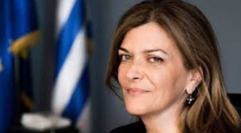 بسبب 1000 يورو! إقالة وزيرة يونانية