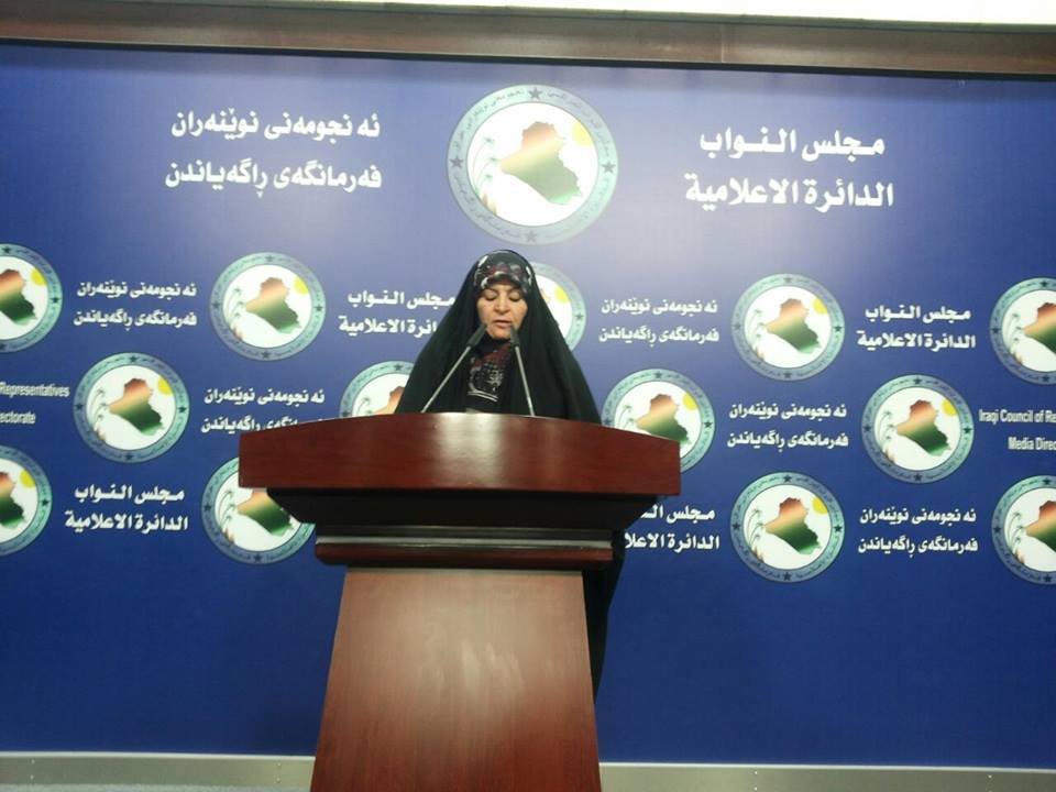 عواطف نعمة تطالب رئيس اللجنة المالية بالكشف عن أسماء النواب (الذين همسوا في أذنه)