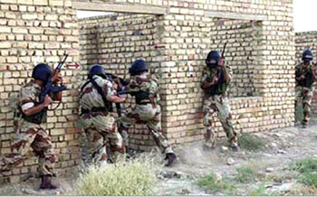 على خلفية هروب احد الارهابيين اعتقال اثنين من منتسبي الجيش العراقي في الخالص