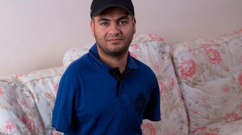 عراقي فقد أسرته وذراعيه بغارة أميركية يحقق حلم الأبوة