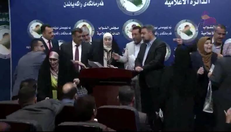 بالفيديو.. تدافع النواب على منصة المؤتمرات الصحفية في البرلمان بعد اقرار الموازنة