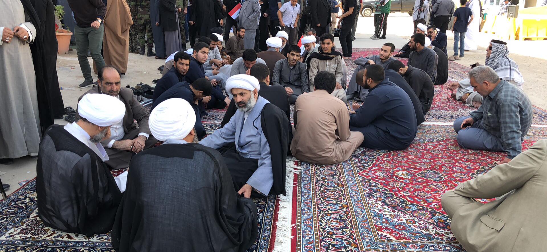 بالصور:انصار السيد الشيرازي يعتصمون امام القنصلية الايرانية في كربلاء