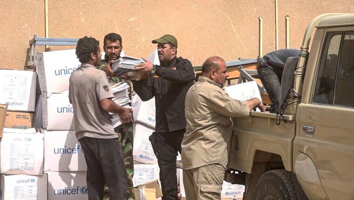 بالصور:الحشد الشعبي والعتبة الحسينية المقدسة يرفدون مدارس قضاء القائم بالكتب الدارسية