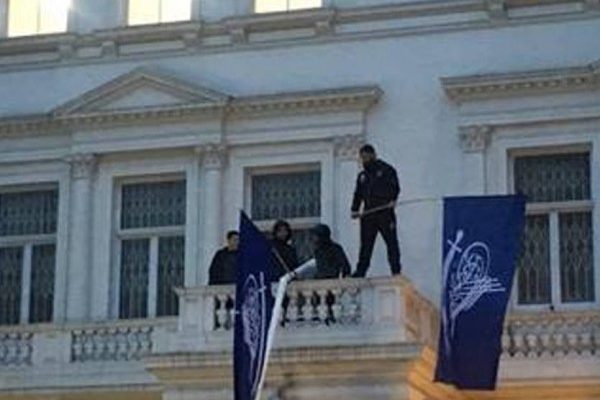 اتباع الشيرازي يقتحمون السفارة الايرانية في لندن وينزلون العلم الايراني