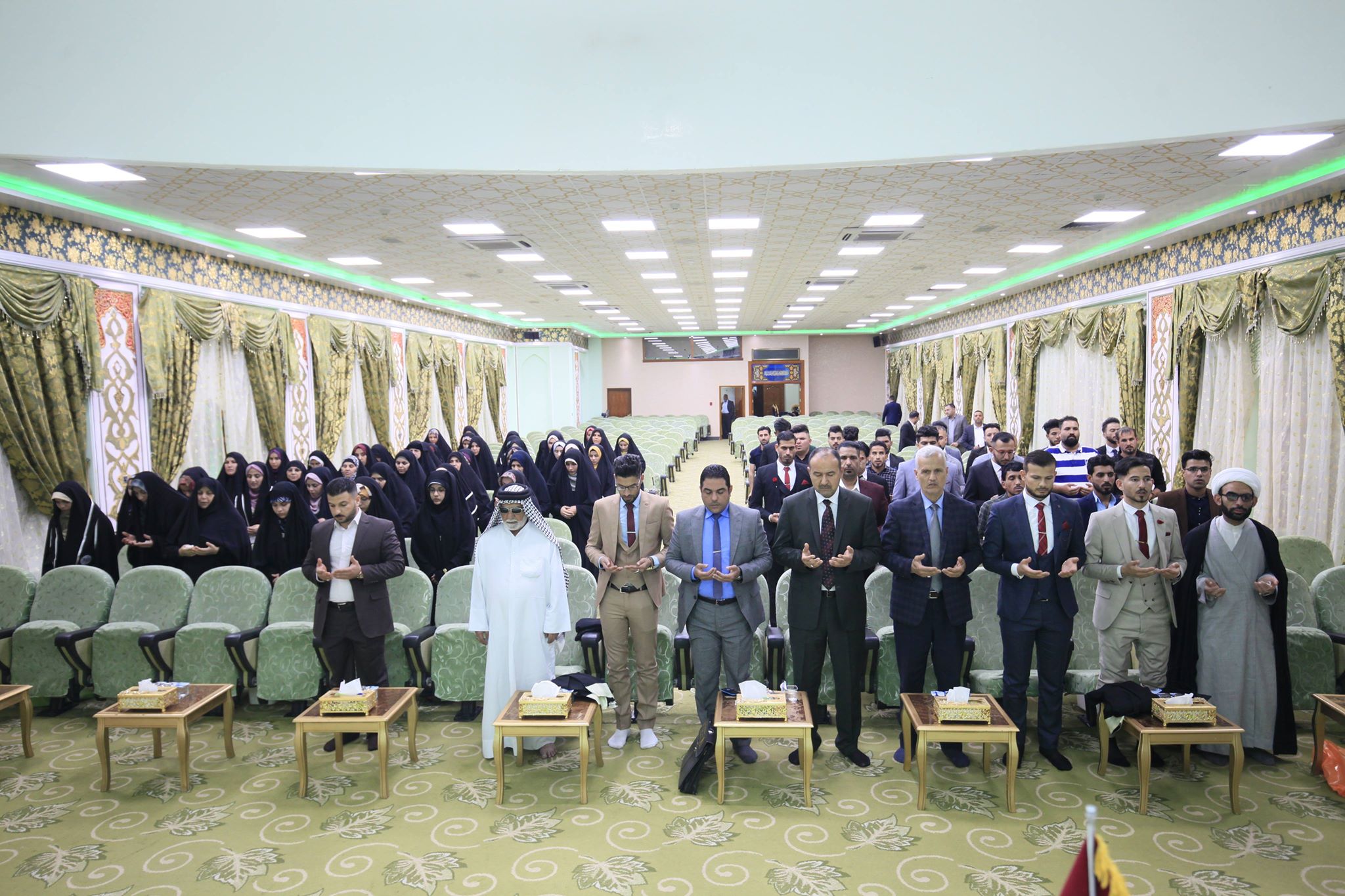 كلية الصيدلة جامعة ذي قار يرددون قسم التخرج تحت قبة الأمام الحسين (عليه السلام)