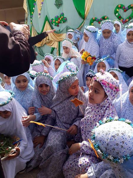 بالصور:مدرسة الفاطميات في كربلاء تحتفي بطالباتها البالغات لسن التكليف الشرعي