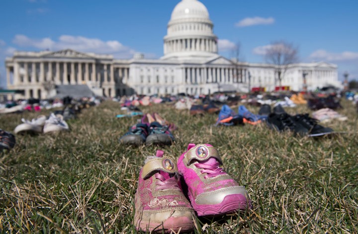 وضع 7 آلاف حذاء أمام مبنى الكونغرس.. لماذا؟