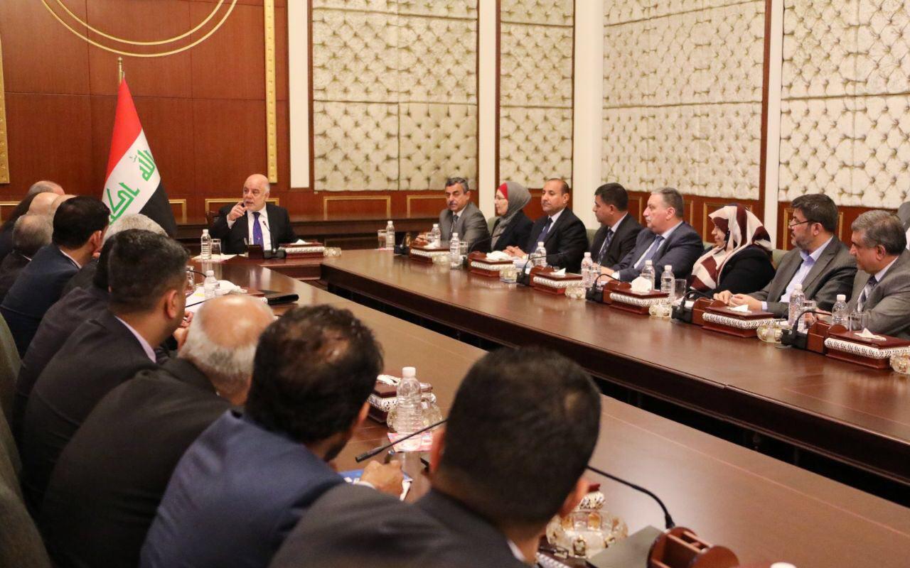 العبادي يتوعد بملاحقة كبار السراق ويوجه بانجاز المشاريع باطراف بغداد