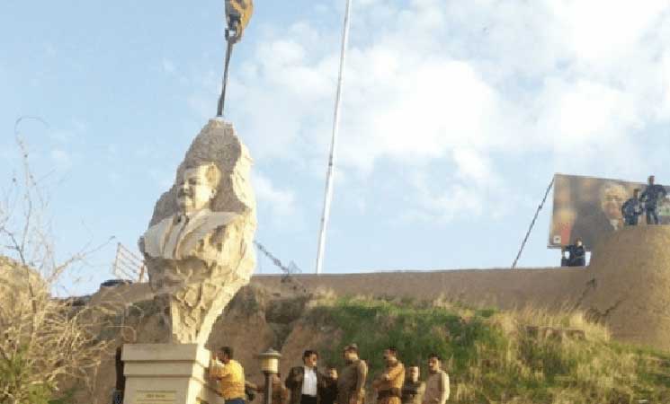 بالصوره:رفع تمثال لجلال طالباني في كركوك