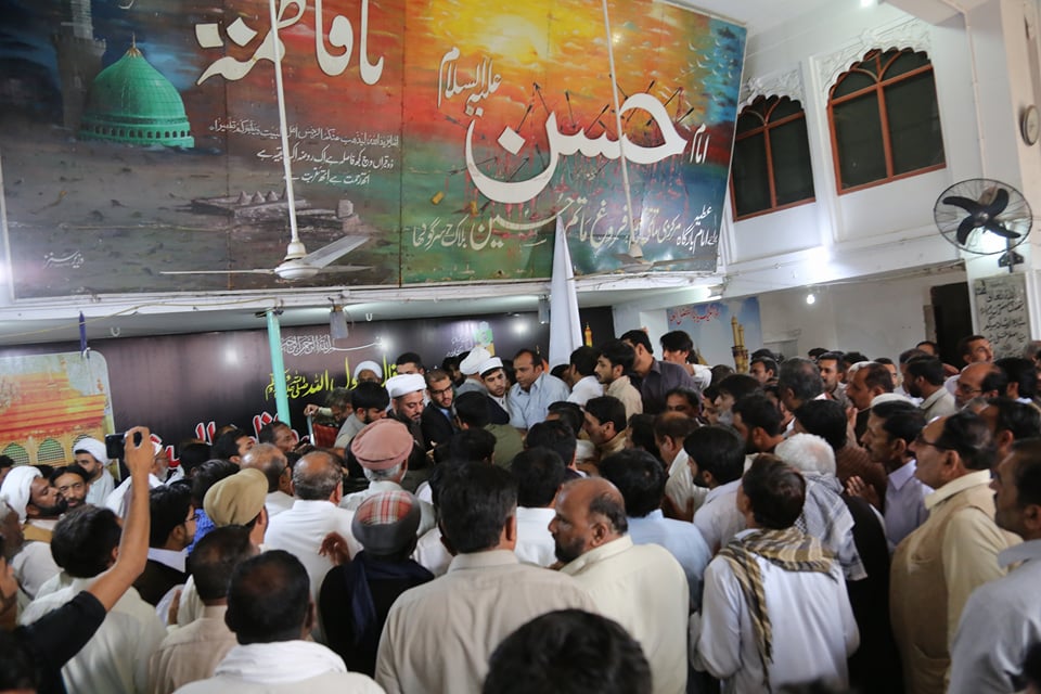 اهالي بنجاب الباكستانية يستقبلون حفاظ العتبة الحسينية بالورود