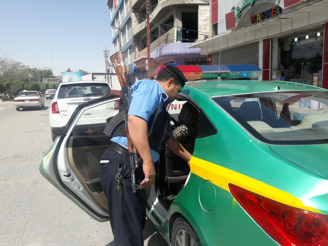 بالصور.. اعتقال سارق بالجرم المشهود اثناء سرقته حقيبة نسائية في كربلاء