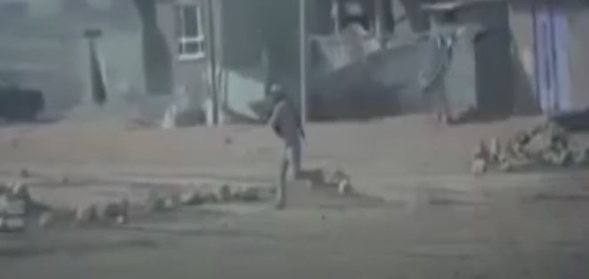 بالفيديو.. وزير الدفاع يأمر بتعيين مقاتل من الحشد الشعبي "انقذ طفلة خلال معركة الموصل" بحمايته الشخصية