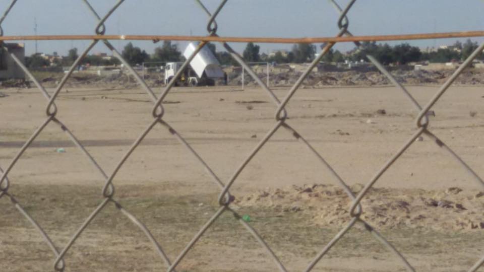 بالفيديو .. عجلات النظافة ترمي النفايات بالقرب من ملعب كربلاء الدولي