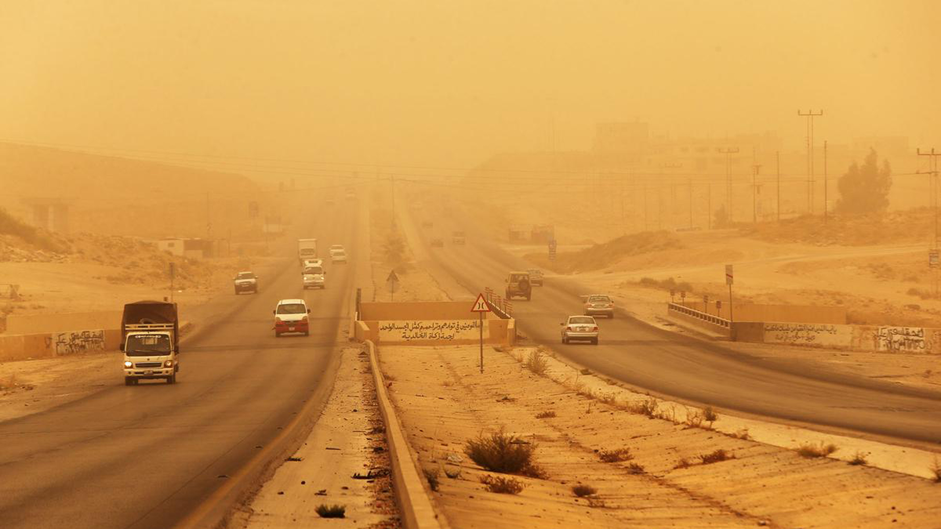 عاصفة ترابية تضرب المدن الغربية في الأنبار