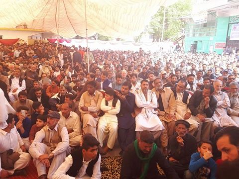 افتتاح مهرجان نسيم كربلاء الخامس في اقليم كشمير الباكستاني ورفع راية الامام الحسين وسط المدينة