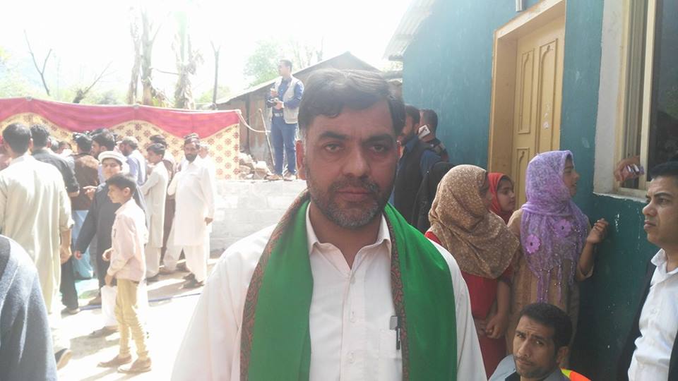 بالصور:قرية في كشمير ترفع صور شهداء حشد المرجعية على جدرانها