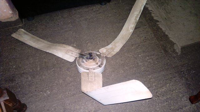 بالصورة.. اصابة طالبة بسقوط مروحة سقفية على رأسها في احدى مدارس النجف