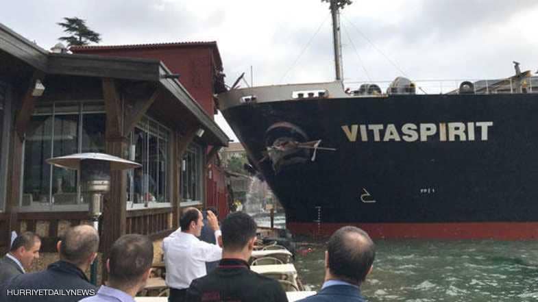 سفينة ضخمة تشل البوسفور بإسطنبول.. وتدمر قصرا تاريخيا