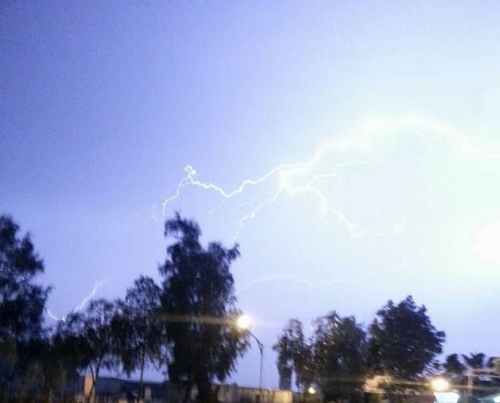 متنبئ جوي : المنخفض يتمركز غربي البلاد وتوقعات بامطار غزيرة تستمر ليوم غد الجمعة