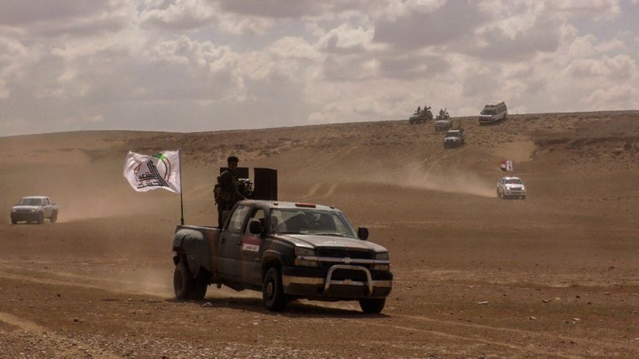 بالصور:الحشد الشعبي يفتش مساحات كبيرة من صحراء الانبار الغربية لمنع عودة الخلايا النائمة