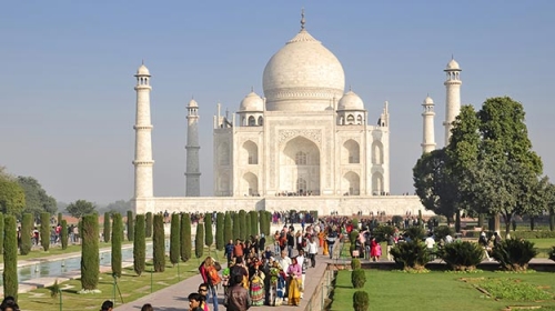 بالصور.. عاصفة تدمر مئذنتين في {تاج محل} بالهند