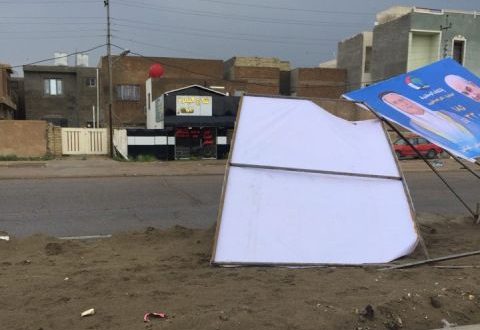 بالصور.. رياح قوية تطيح بدعايات مرشحين للانتخابات في بغداد