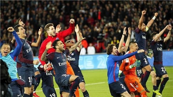 باريس سان جيرمان يسحق موناكو ويتوج بلقب الدوري الفرنسي