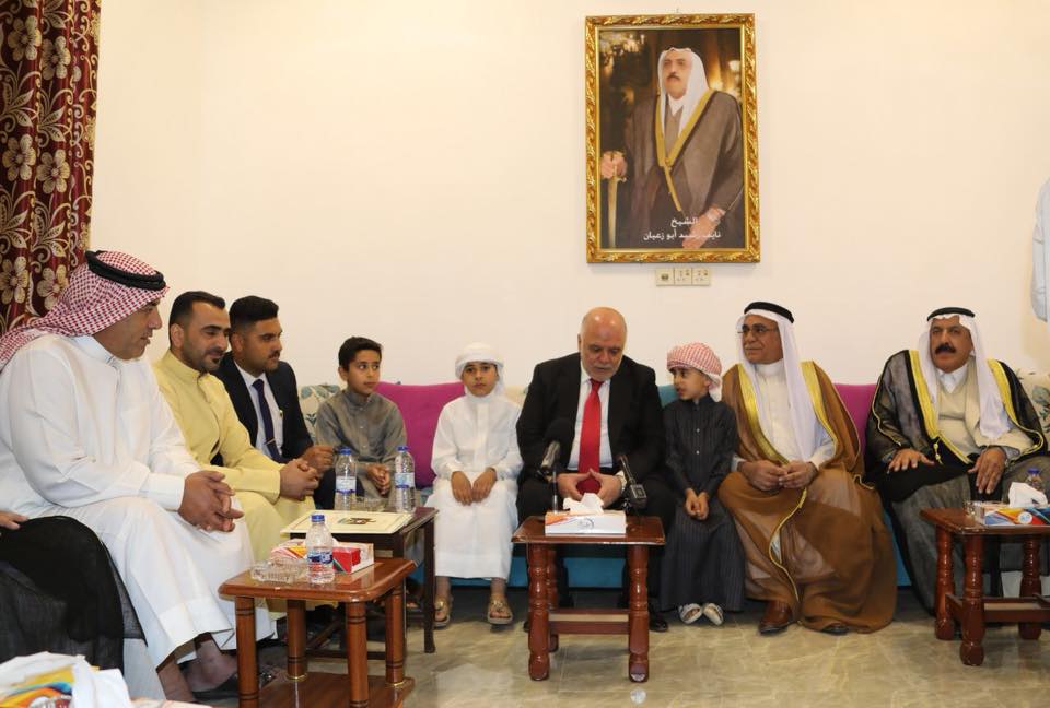 بالصور:العبادي يزور عوائل شهداء الانبار في منازلهم
