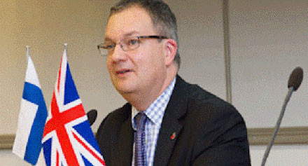 السفير البريطاني يؤكد السعي لتطوير العلاقة التجارية مع طهران