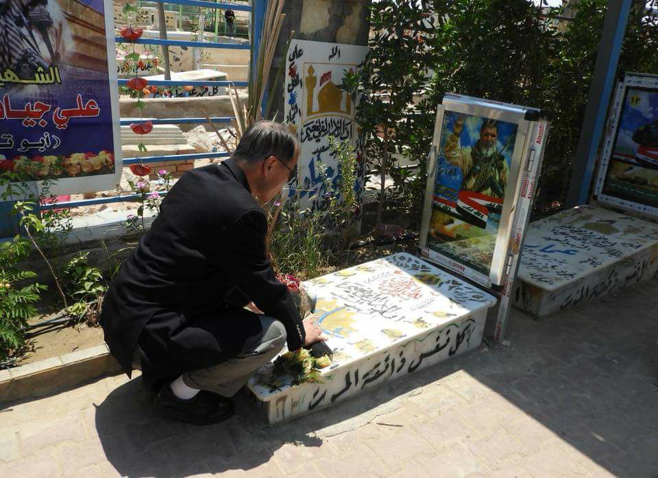 بالصور:السفير الياباني بالعراق يزور قبور شهداء الحشد ويضع اكليل زهور على قبر ابو تحسين الصالحي