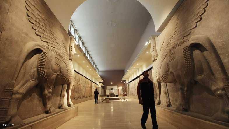 بالصور.. أميركا تعيد آلاف القطع الأثرية المهربة إلى العراق