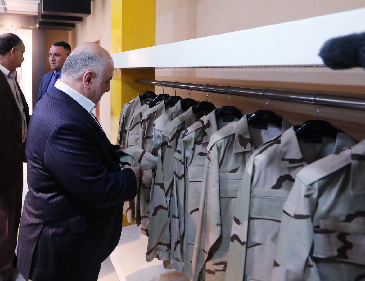 بالصور.. العبادي يصل النجف ويزور معمل الالبسة