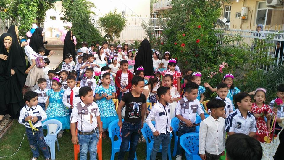 كربلاء:ايتام يحتفلون بتخرجهم من رياض الاطفال ويقدمون عرضا مسرحيا عن بطولات ابائهم الشهداء (مصور)