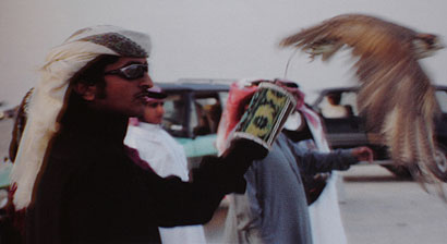 الامير ناصر بن حمد نجل ملك البحرين يعذب احد السجناء حتى الموت