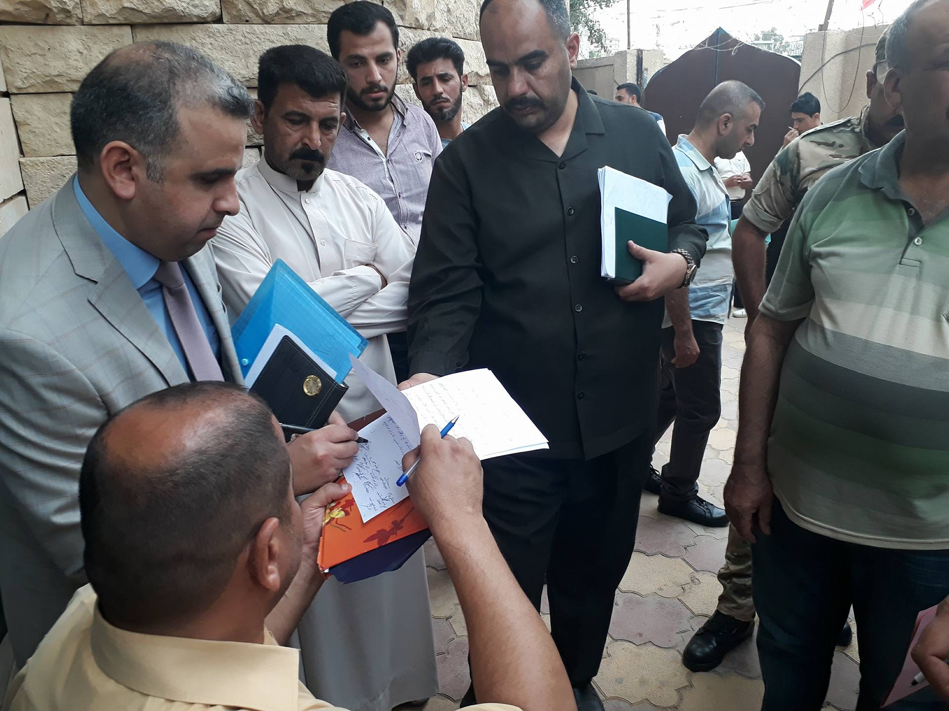 اغلاق دائرة التسجيل العقاري بكربلاء بعد يوم واحد من مباشرة مديرها الموقوف عن العمل منذ اكثر من 100 يوم(مصور)