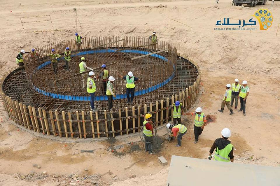 بالصور:صب الطبقة الخرسانية المسلحة لبرج مراقبة الحركة الجوية في مطار كربلاء