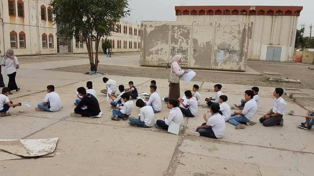 بالصور.. تلاميذ على الارض خارج قاعاتهم بسبب الانتخابات