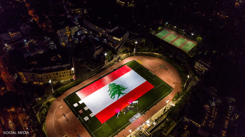 لبنان.. أكبر علم مصنوع من دفاتر مدرسية يدخل "غينيس"