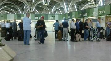 اعتقال ثمانية مسافرين عراقين يحملون جوازات سفر اسبانية “مزورة” في مطار بغداد