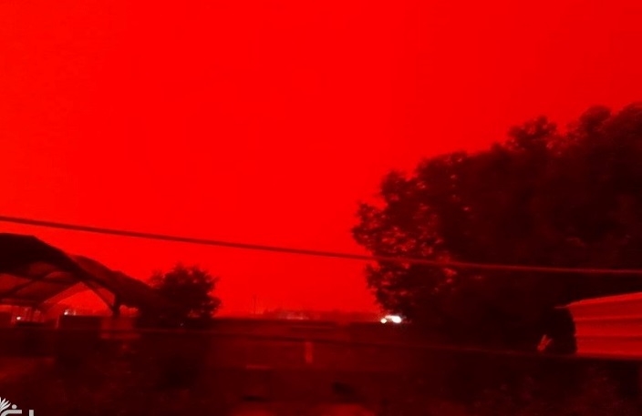 بالصور.. عاصفة ترابية تحول لون سماء المثنى الى الأحمر