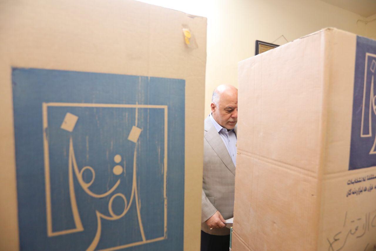 العبادي بعد الادلاء بصوته: نأمل ان يتم تصليح الخلل في بعض المراكز الانتخابية