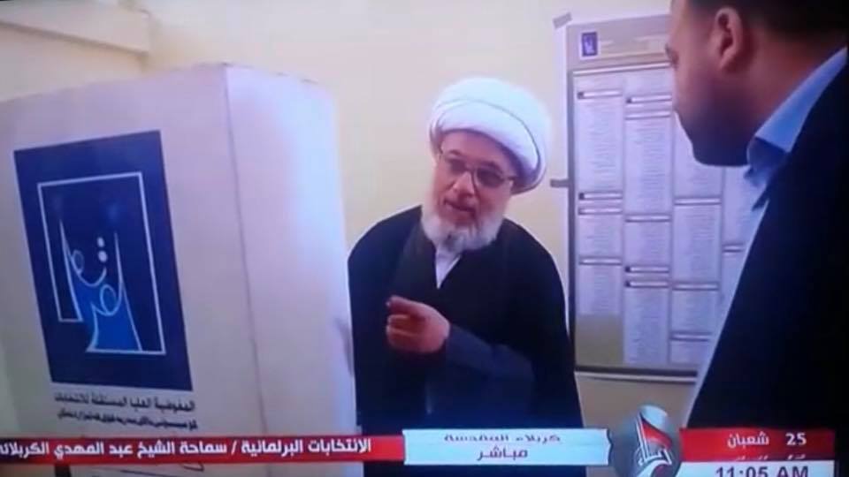 الشيخ عبد المهدي الكربلائي يدلي بصوته في الانتخابات النيابية بكربلاء