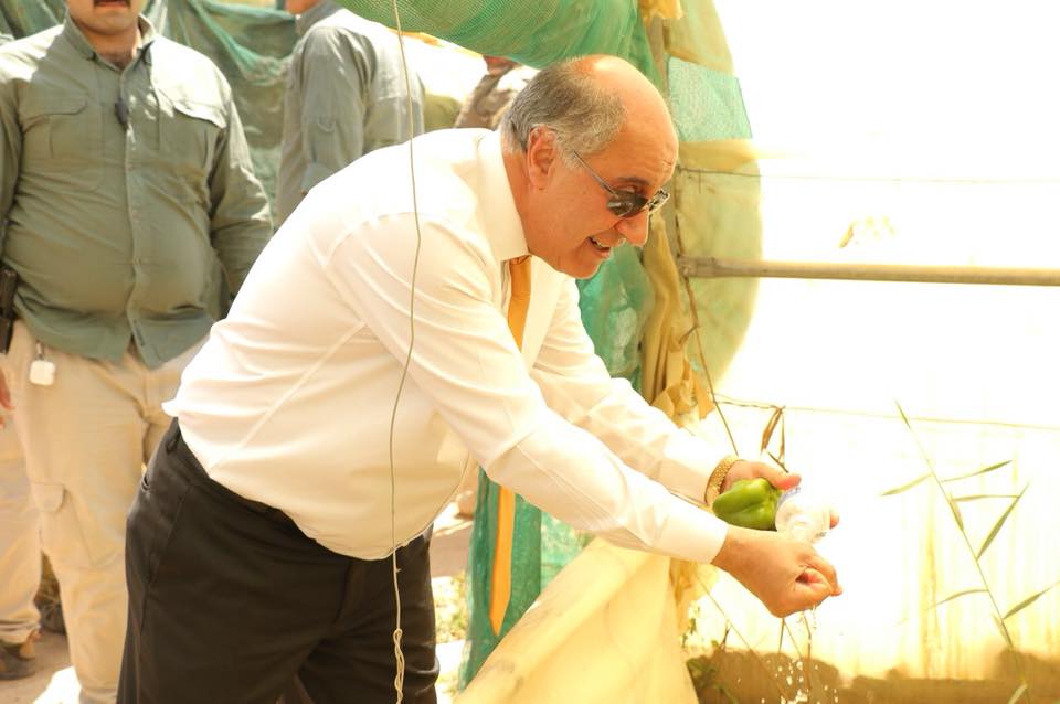 بالصور:وزير الموارد المائية يكشف عن تجربة حديثة في كربلاء لدحر الصحراء